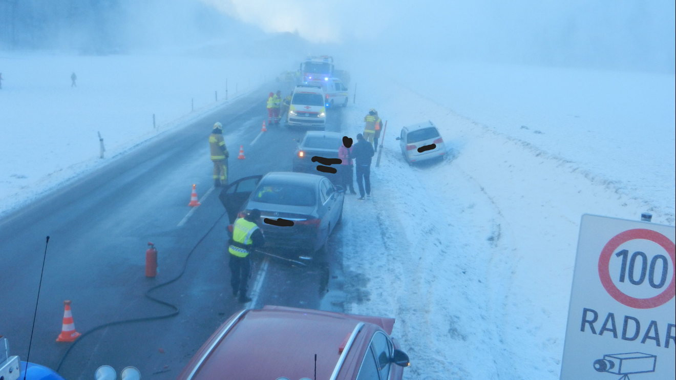 Der Unfall auf der B311 passierte im dichten Nebel. (Bild: FF Weißbach/Lofer)