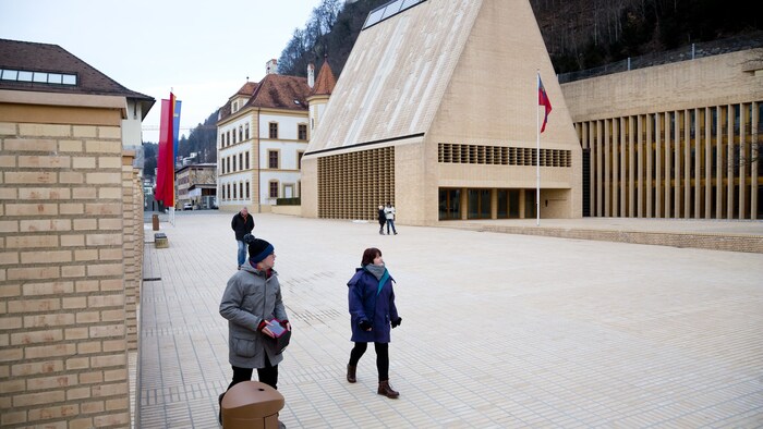 Sitz des Landtages ist das 2008 eröffnete Landtagsgebäude in Vaduz. Mitglieder von vier Parteien ...