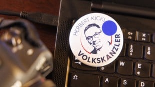 Auf Parteiveranstaltungen lässt die FPÖ gerne Anstecker verteilen, auf dem Kickl ...