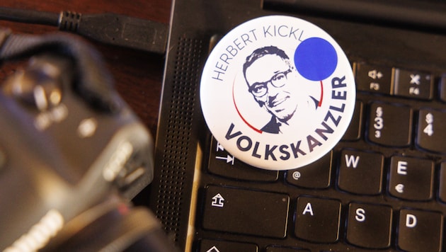 Auf Parteiveranstaltungen lässt die FPÖ gerne Anstecker verteilen, auf dem Kickl als ...