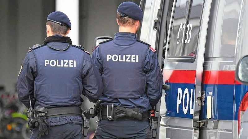 Polizei am Limit: Die Arbeitsbelastung steigt, der Job wird gefährlicher. (Bild: P. Huber)