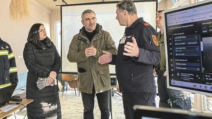 Auch Vize-Landeschefin Eisenkopf und Landesrat Dorner ließen sich von Michael Krenn einen ...