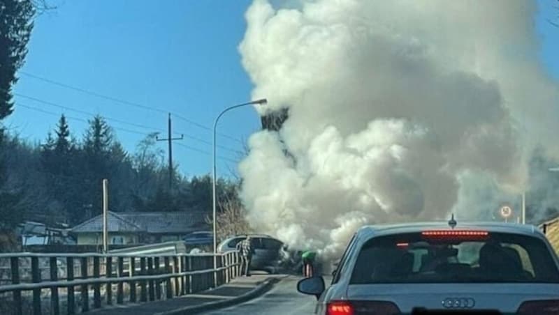 Autolenker mussten auf der L78 während dem Einsatz geduldig warten. (Bild: FF Techelsberg)