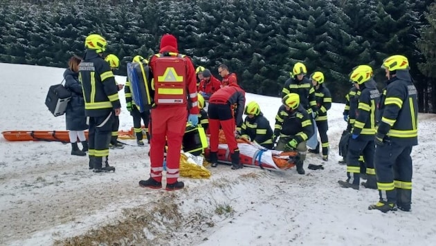 Der schwer Verletzte musste von Feuerwehrleuten in einer Trage zum Rettungshubschrauber transportiert werden (Bild: FF Aschach/Steyr)