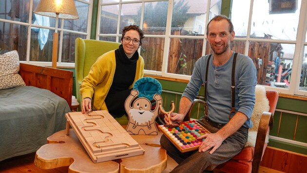 Niki und Roman Ulrich sind in einem bunten Haus aus Holz in Kuchl zuhause. Seit sechs Jahren arbeiten sie zusammen an „pädagogisch wertvollem“ Holzspielzeug und sind damit weit über die Gemeindegrenze bekannt. (Bild: Tschepp Markus)