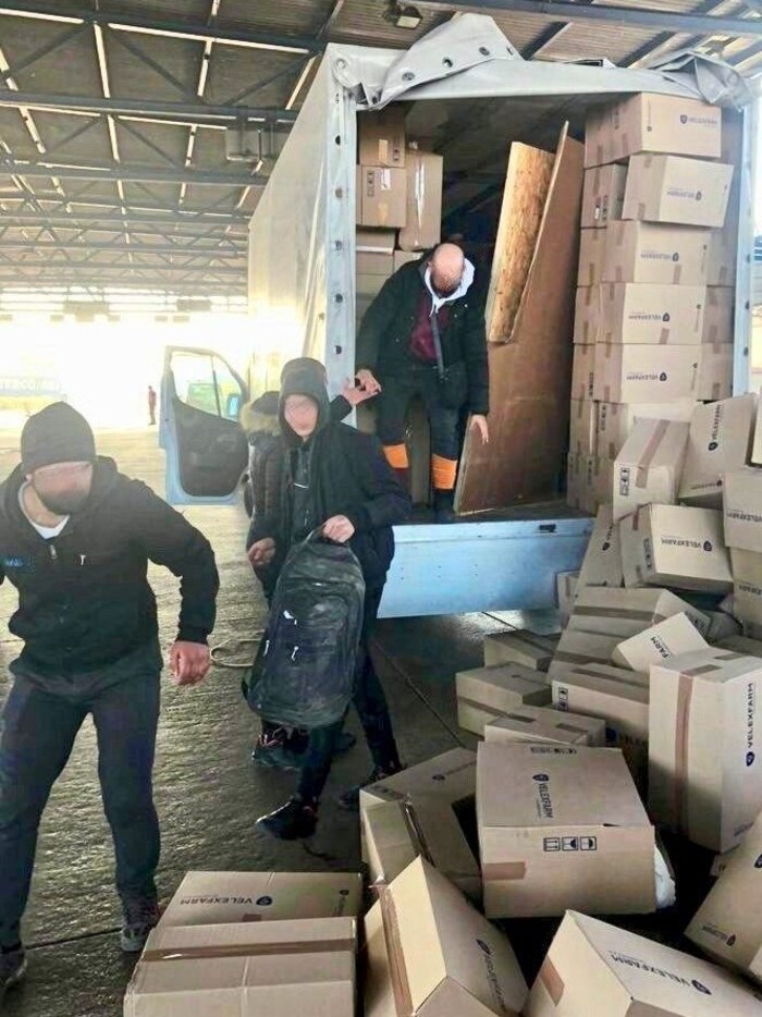 Raffinierte Methoden: Diese Migranten waren hinter einer Holzwand im Lkw-Laderaum versteckt.