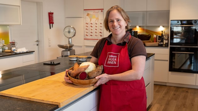 In der Seminarküche verarbeitet Agnes Gerl in ihren Kursen das Gemüse vom eigenen Feld und zeigt, wie vielfältig regionale und saisonale Ernährung sein kann (Bild: Berger Susi)