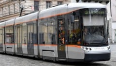 Eine Straßenbahn war am frühen Nachmittag mit einer Frau kollidiert (Symbolbild).