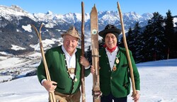 In der Tracht und mit den alten Holzlatten sind die Teilnehmer unterwegs