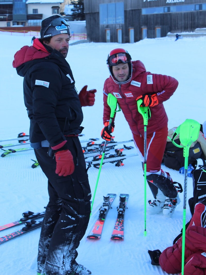 Hirschbühl und ÖSV-Trainer Robert „Momo“Im Gespräch Füss im Gespräch. (Bild: Peter Weihs/Kronenzeitung)