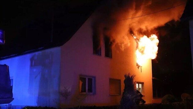 Beim Eintreffen der Einsatzkräfte schlugen schon Flammen aus dem Haus (Bild: Berufsfeuerwehr Linz)