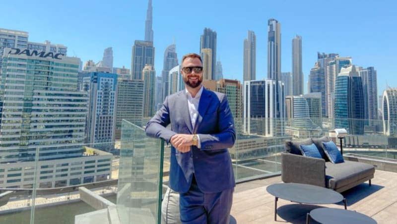 Sandro vor der Skyline von Dubai. (Bild: zvg stadelmann)