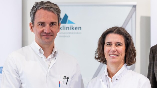 Klinik-Chef Benedikt Hofauer mit Kollegin Simone Graf. Beide geben am Dienstag Auskunft. (Bild: MedUniIbk/C. Simon.)