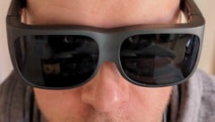 Ginge von Weitem auch als Sonnenbrille durch, ist aber ein Bildschirm zum Aufsetzen: die neuen Legion Glasses von Lenovo (Bild: Dominik Erlinger)