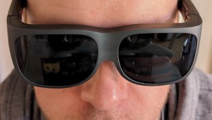 Ginge von Weitem auch als Sonnenbrille durch, ist aber ein Bildschirm zum Aufsetzen: die neuen Legion Glasses von Lenovo (Bild: Dominik Erlinger)