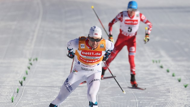 Der Norweger Jarl Magnus Riiber (li.) läuft vor ÖSV-Kombinierer Stefan Rettenegger. (Bild: APA/dpa/Karl-Josef Hildenbrand)