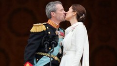 König Frederik und Königin Mary besiegeln ihre neue Funktion mit einem Kuss. (Bild: APA/AP Photo/Martin Meissner)