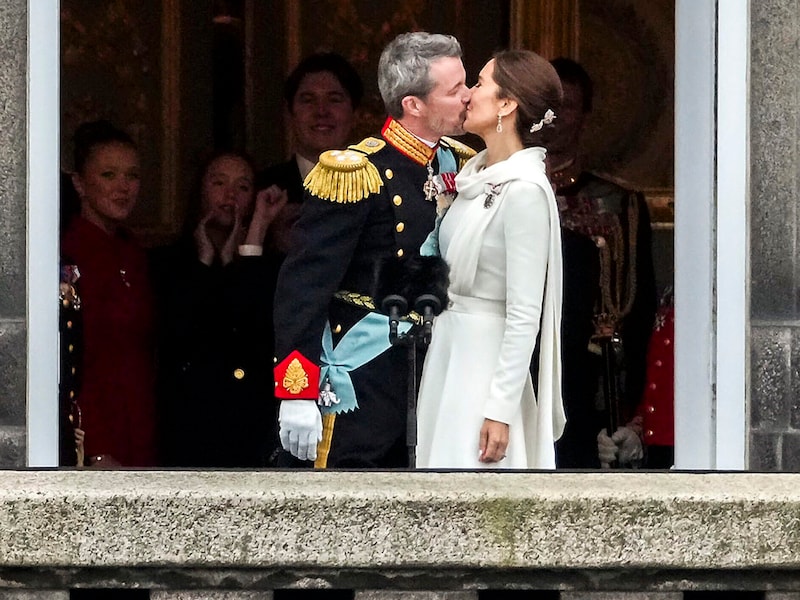 König Frederik und Königin Mary küssen sich am Balkon von Christiansborg (Bild: APA/AFP/Ritzau Scanpix/Ida Marie Odgaard)