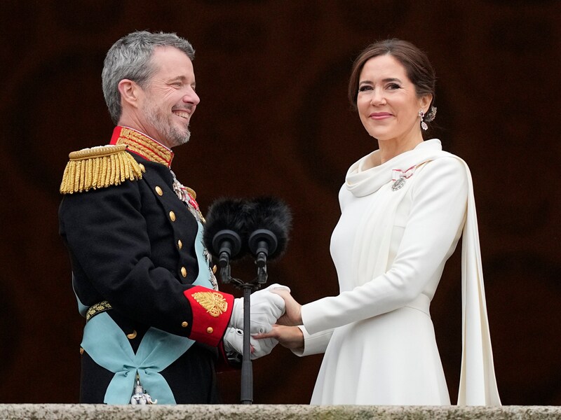 Mary trug bei der Proklamation ihres Mannes traditionelles Weiß. (Bild: APA/AP Photo/Martin Meissner)