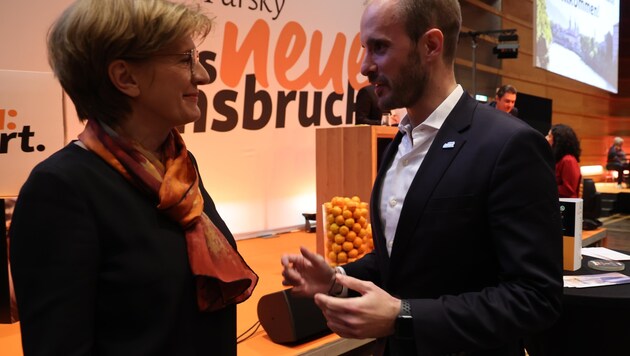 Florian Tursky und StR Christine Oppitz-Plörer beim Auftakt im O-Dorf Ende November. Seitdem herrscht Windstille, wird kritisiert. (Bild: Birbaumer Christof)