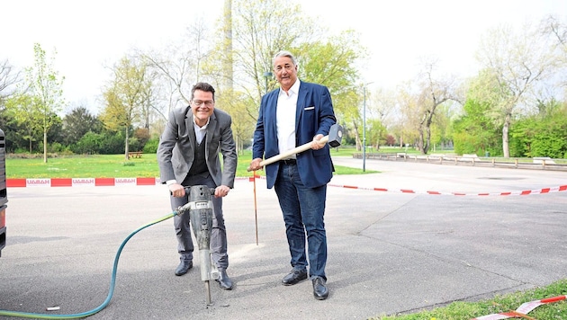 Mit Presslufthammer und Schlegel starteten Stadtrat Jürgen Czernohorskzy und Bezirkschef Ernst Nevrivy (beide SPÖ) im April 2023 den Umbau. (Bild: PID/VOTAVA)
