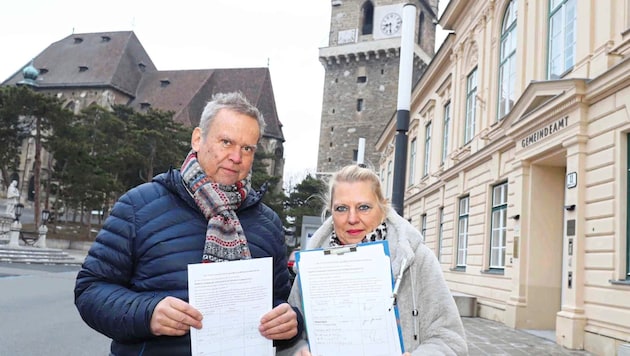 Die Augenärzte Florian Skorpik und Alexandra Crammer sammeln Unterschriften für Initiativantrag gegen die Gebührenerhöhung. (Bild: Reinhard Judt)