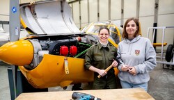 Mädchen werden in Langenlebarn zu Flugzeugtechnikern ausgebildet  (Bild: Imre Antal)