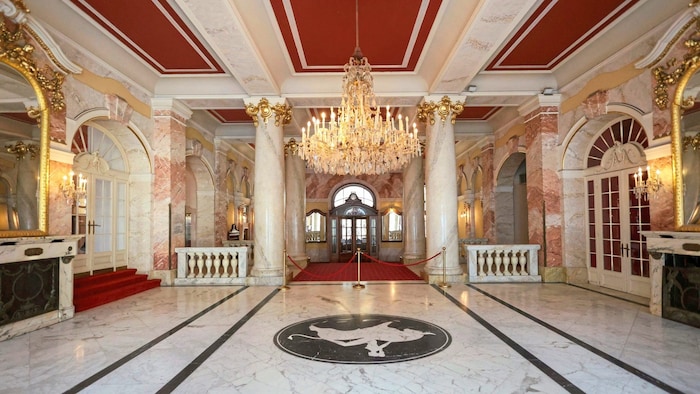 „Ein sehr renommierter Interior Designer wird die Räume in enger Zusammenarbeit mit der Gemeinde ...