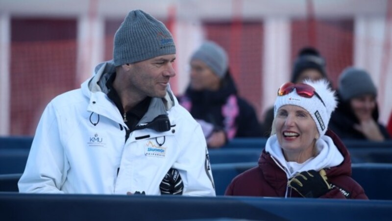 Michael Walchhofer im Gespräch mit ÖSV-Präsidentin Roswitha Stadlober. (Bild: Tröster Andreas)