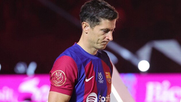 Robert Lewandowski had to admit defeat to Lionel Messi. (Bild: AFP or licensors)