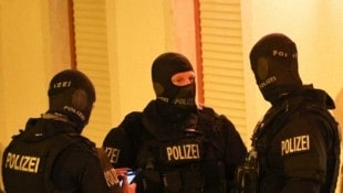 Die Sondereinheit Cobra hat in der Nacht auf Freitag das verdächtige Haus umstellt.  (Bild: Pressefoto Scharinger © Daniel Scharinger)