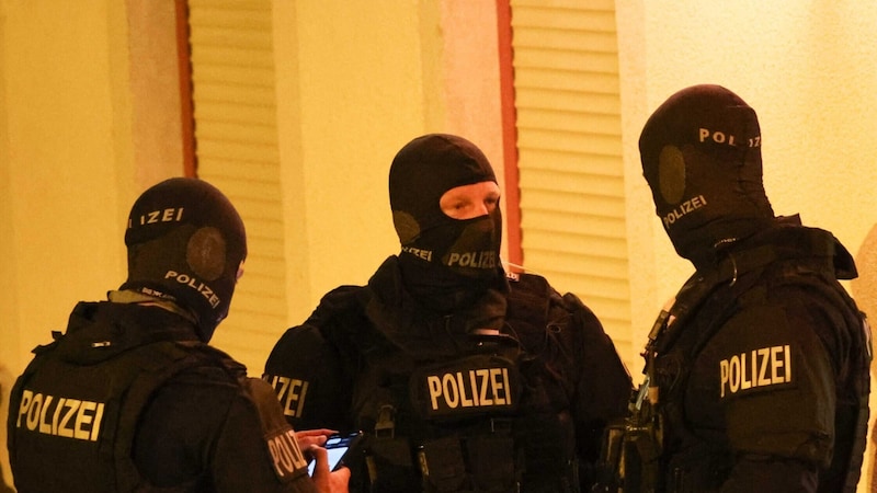 The Cobra special unit surrounded the suspicious house on Friday night. (Bild: Pressefoto Scharinger © Daniel Scharinger)