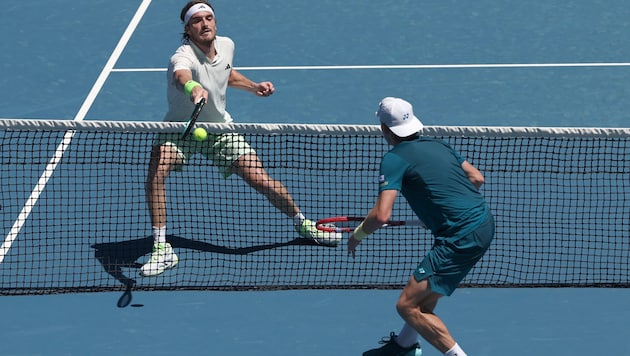 Stefanos Tsitsipas sorgte mit einem Schlag für Aufsehen.  (Bild: APA/AFP/David GRAY)