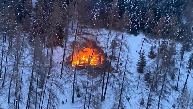 Die Hütte stand beim Eintreffen der Löschkräfte in Vollbrand. (Bild: Flugpolizei)