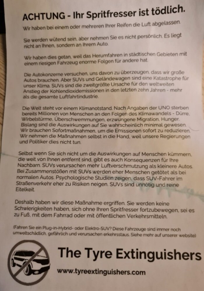 Die Gruppe hinterließ Schreiben an den Autos - die Polizei ermittelt.
