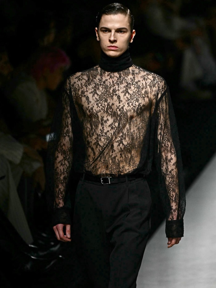 Auch Männer dürfen bei Dolce & Gabbana Haut blitzen lassen.