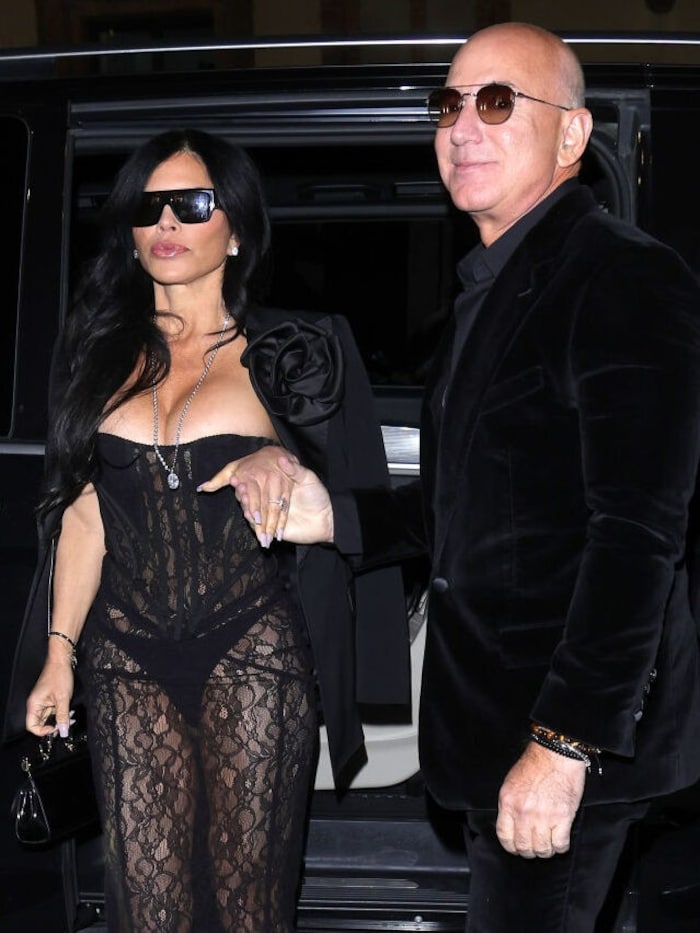 Lauren Sanchez ließ sich von ihrem Liebsten wie eine Königin an der Hand führen.
