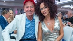 Haben sich nach dem Schal-Streit wieder lieb: „Mr. Ferrari“ Heribert Kasper und Christina „Mausi“ Lugner (Bild: Andreas Tischler / picturedesk.com)