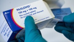 In Österreich ist Paxlovid Mangelware, in Deutschland soll es von Apotheken tausendfach bestellt  und dann illegal weiterverkauft worden sein.  (Bild: APA/dpa/Fabian Sommer)