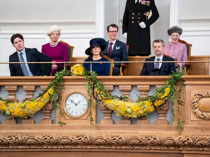 In der vorderen Reihe nahmen Kronprinz Christian, Königin Mary und König Frederik Platz, ...