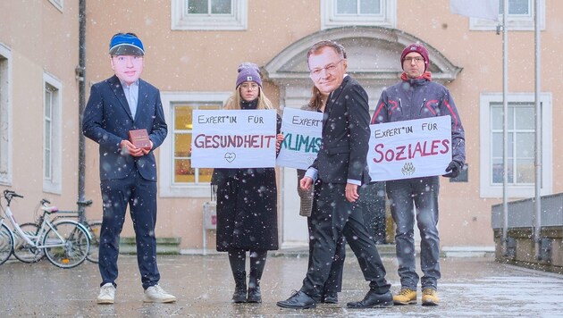 Die Aktivisten kritisieren, dass LH Thomas Stelzer den Ehrenschutz für den Burschenbundball ...