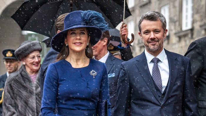 Das neue dänische Königspaar, Königin Mary und König Frederik, zeigte sich am Montag erstmals ...