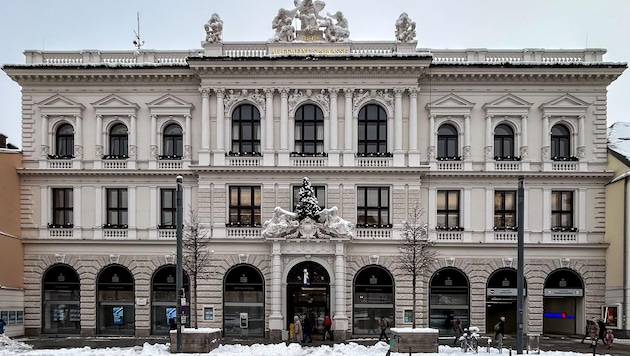 Im Jahr 1892 war die Sparkasse in das Gebäude an der Promenade 11 bis 13 gezogen. 1952 galt der Kassensaal als modernste Sparkassenhalle Europas. 1982 erfolgte der bislang größte Umbau – der Aufwand betrug 195 Millionen Schilling damals. (Bild: Einöder Horst)