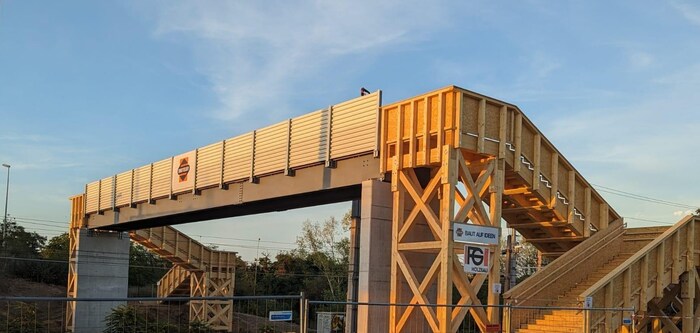 Über diese Holzkonstruktion werden die Fußgänger „umgeleitet“
