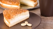 Dieser Germteig-Kuchen ist ein Klassiker unter den Mehlspeisen - wie aus Omas Küche. (Bild: Copyright by Distrikt 3 Fotografie / Jan Sommer)