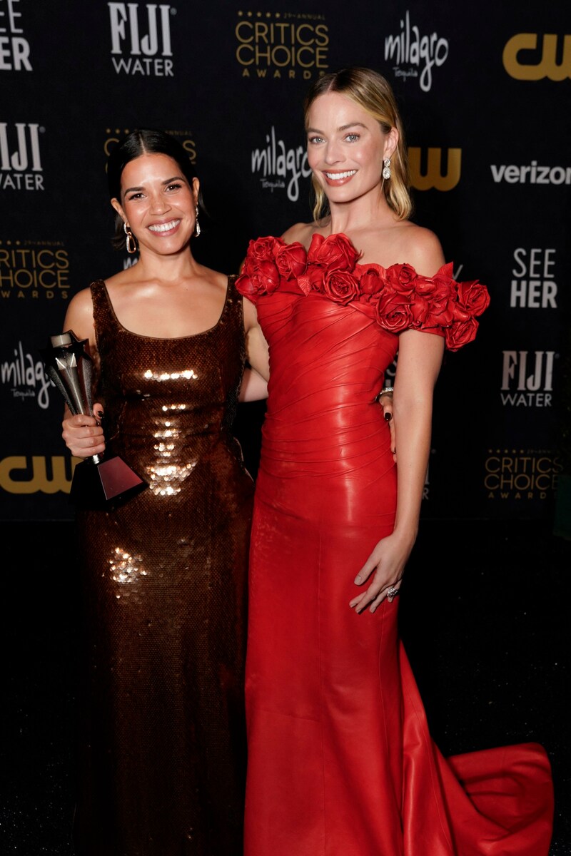 Robbie freute sich mit „Barbie“-Co-Star America Ferrera. (Bild: APA/Getty Images via AFP/GETTY IMAGES/Presley Ann)