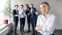 Mobbing durch Kollegen im Job (Symbolbild)