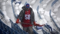 In Buffalo schaufeln Helfer Schneemassen aus dem Stadion (Bild: ASSOCIATED PRESS)