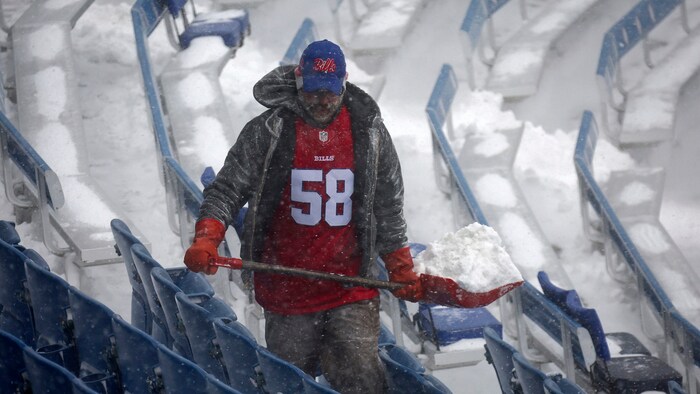 In Buffalo schaufeln Helfer Schneemassen aus dem Stadion.