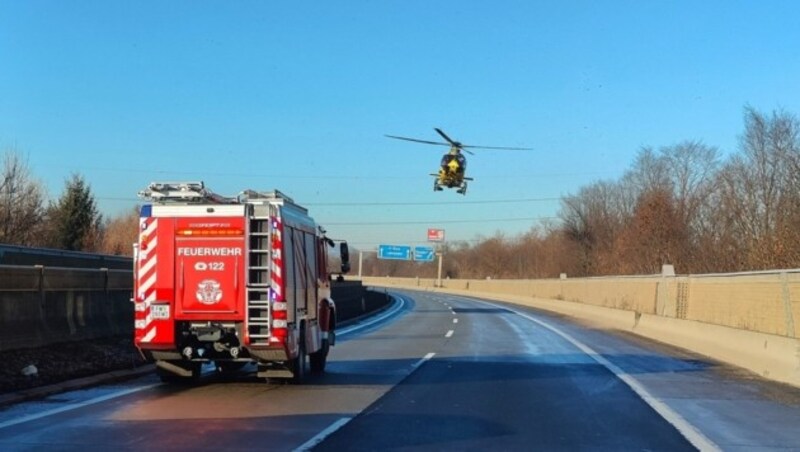 Die Crew des C 12 flog die lebensgefährlich Verletzte noch zum LKH Graz, wo sie wenig später verstarb. (Bild: FF Gleisdorf)